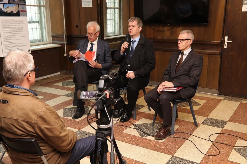 Viesošanās "stūra mājā" pirms publiskās diskusijas "Ārkārtējās pilnvaras: Ulmanis, Munters, Zariņš un citi"